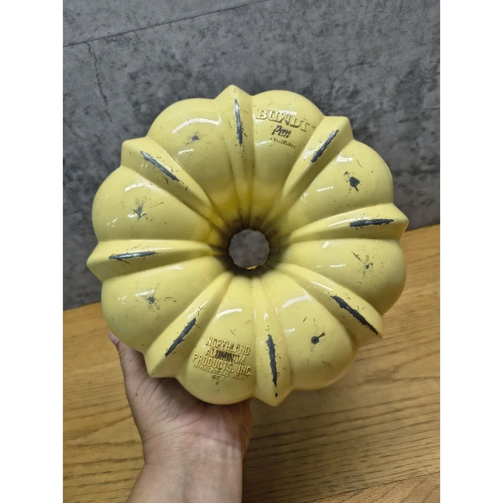 VINTAGE Nordic Ware BUNDT pan 50 years old cake mold in yellow 60s 70s